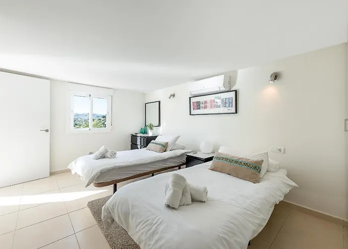 Stunning 6 Bed Private Pool Mijas Gol Вілла