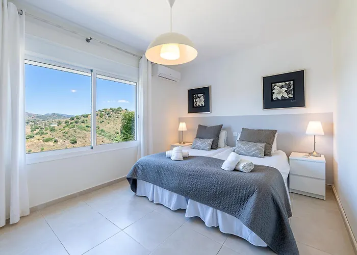 Stunning 6 Bed Private Pool Mijas Gol Вілла *